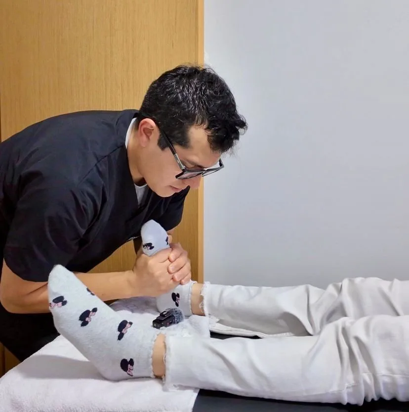 Máximo Rodríguez realizando terapia quiropráctica