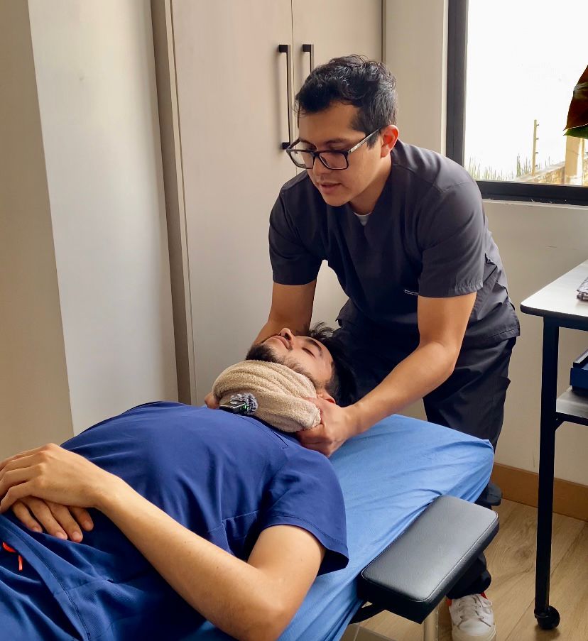 Sesión de quiropraxia – ajuste de columna